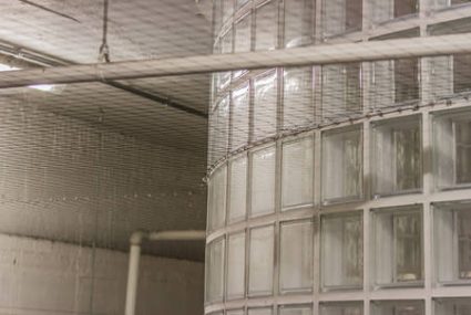 Unauffälliges montiertes Taubenabwehrnetz im Parkhaus Darmstadt