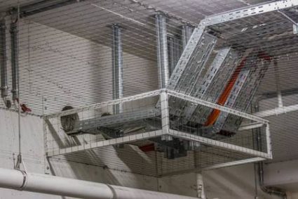 angefertigter Winkelrahmen zur Verspannung von Kabeltrassen